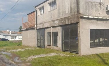 Venta casa c/ cochera para 6 vehiculos Arroyo seco