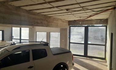 Venta casa c/ cochera para 6 vehiculos Arroyo seco