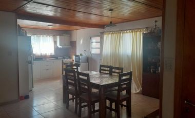 Venta casa c/ cochera para 6 vehiculos Arroyo seco