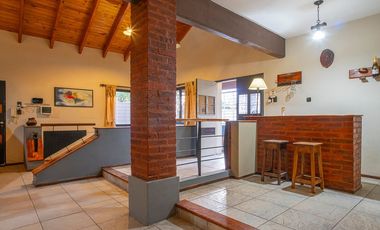 VENTA CASA 3 DORM-COCHERA DOBLE-JARDIN-PILETA