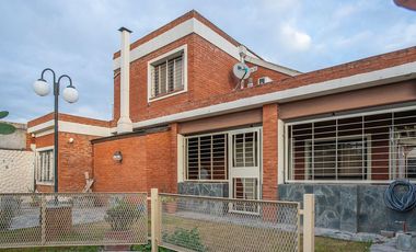 VENTA CASA 3 DORM-COCHERA DOBLE-JARDIN-PILETA