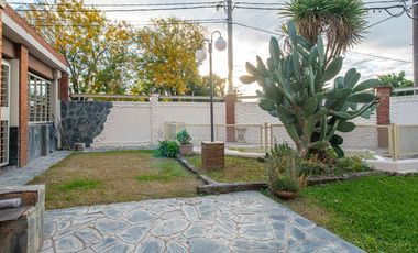 VENTA CASA 3 DORM-COCHERA DOBLE-JARDIN-PILETA