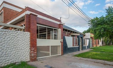 VENTA CASA 3 DORM-COCHERA DOBLE-JARDIN-PILETA