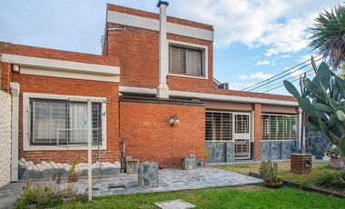 VENTA CASA 3 DORM-COCHERA DOBLE-JARDIN-PILETA