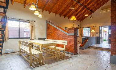 VENTA CASA 3 DORM-COCHERA DOBLE-JARDIN-PILETA