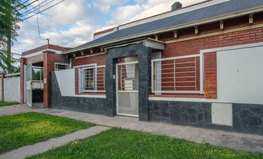 VENTA CASA 3 DORM-COCHERA DOBLE-JARDIN-PILETA