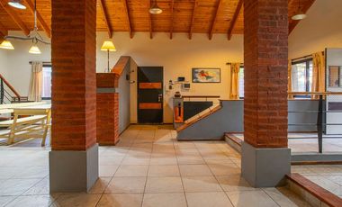 VENTA CASA 3 DORM-COCHERA DOBLE-JARDIN-PILETA