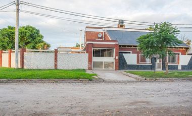 VENTA CASA 3 DORM-COCHERA DOBLE-JARDIN-PILETA