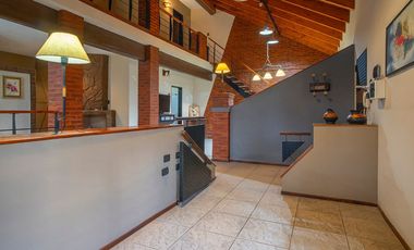 VENTA CASA 3 DORM-COCHERA DOBLE-JARDIN-PILETA