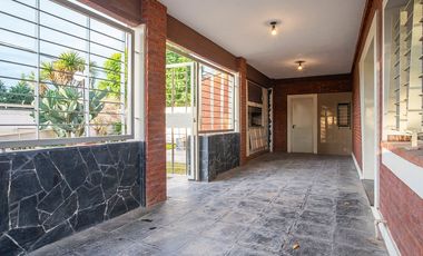 VENTA CASA 3 DORM-COCHERA DOBLE-JARDIN-PILETA