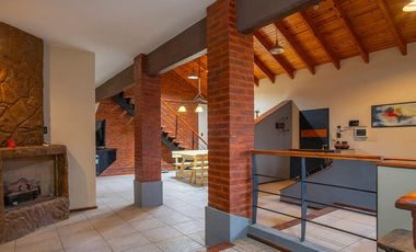 VENTA CASA 3 DORM-COCHERA DOBLE-JARDIN-PILETA