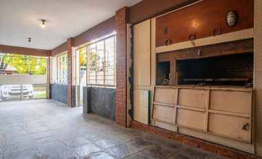 VENTA CASA 3 DORM-COCHERA DOBLE-JARDIN-PILETA