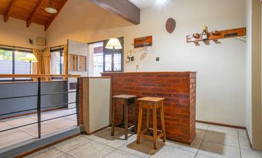 VENTA CASA 3 DORM-COCHERA DOBLE-JARDIN-PILETA