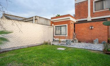 VENTA CASA 3 DORM-COCHERA DOBLE-JARDIN-PILETA