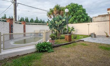 VENTA CASA 3 DORM-COCHERA DOBLE-JARDIN-PILETA