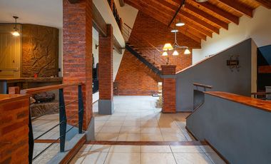 VENTA CASA 3 DORM-COCHERA DOBLE-JARDIN-PILETA