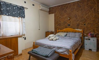 VENTA CASA 3 DORM-COCHERA DOBLE-JARDIN-PILETA