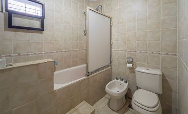 VENTA CASA 3 DORM-COCHERA DOBLE-JARDIN-PILETA