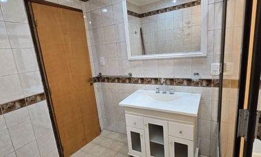 VENTA CASA 4 AMB C/ DEPTO INCLUIDO 3 AMB MORON!!