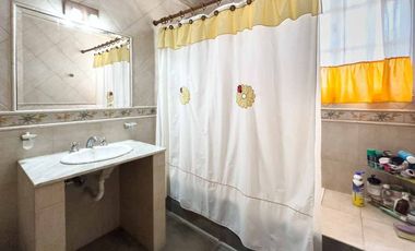 CASA EN VENTA EN ALEJANDRO KORN  CON COCHERA