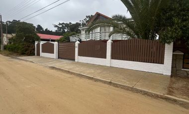 CASA ESTILO NORDICA EL QUISCO NORTE AMOBLADA