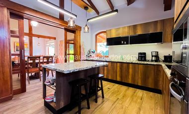 Oportunidad única Casa de una planta con amplios patios, estudio y seguridad en urbanización privada