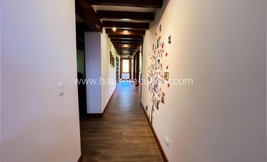 Oportunidad única Casa de una planta con amplios patios, estudio y seguridad en urbanización privada