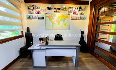 Oportunidad única Casa de una planta con amplios patios, estudio y seguridad en urbanización privada