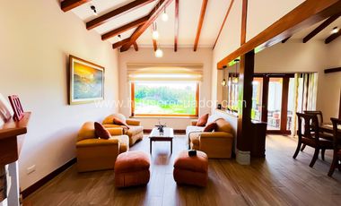 Oportunidad única Casa de una planta con amplios patios, estudio y seguridad en urbanización privada