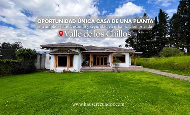Oportunidad única Casa de una planta con amplios patios, estudio y seguridad en urbanización privada
