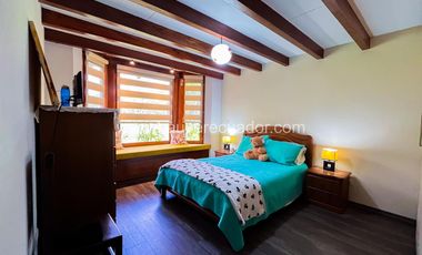 Oportunidad única Casa de una planta con amplios patios, estudio y seguridad en urbanización privada