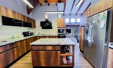 Oportunidad única Casa de una planta con amplios patios, estudio y seguridad en urbanización privada