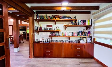 Oportunidad única Casa de una planta con amplios patios, estudio y seguridad en urbanización privada