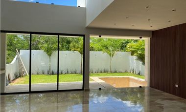 Moderna Casa en venta en zona Yucatán Country club, Mérida