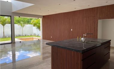 Moderna Casa en venta en zona Yucatán Country club, Mérida