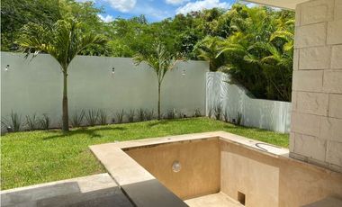 Moderna Casa en venta en zona Yucatán Country club, Mérida