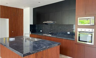 Moderna Casa en venta en zona Yucatán Country club, Mérida