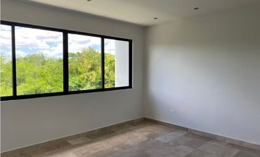 Moderna Casa en venta en zona Yucatán Country club, Mérida