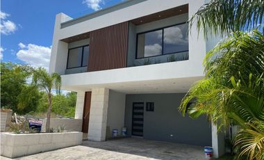 Moderna Casa en venta en zona Yucatán Country club, Mérida