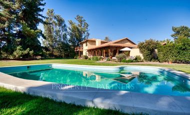 Gran casa familiar en parcela cercana a supermercados y colegios en Talagante