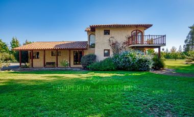 Gran casa familiar en parcela cercana a supermercados y colegios en Talagante