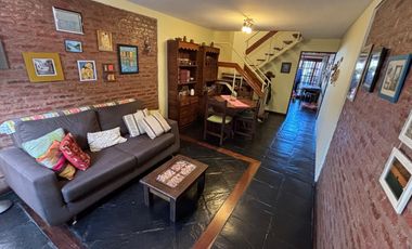 Casa  en Venta Haedo / Moron (A108 8090)