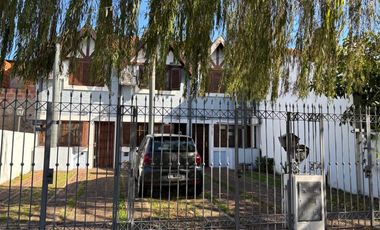 Casa  en Venta Haedo / Moron (A108 8090)