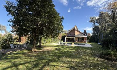 Casa chalet estilo moderno en Venta en barrio privado Club Campos de Golf Las Praderas De Lujan.