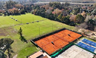 Casa chalet estilo moderno en Venta en barrio privado Club Campos de Golf Las Praderas De Lujan.