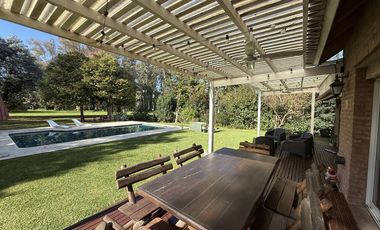 Casa chalet estilo moderno en Venta en barrio privado Club Campos de Golf Las Praderas De Lujan.