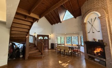 Casa chalet estilo moderno en Venta en barrio privado Club Campos de Golf Las Praderas De Lujan.