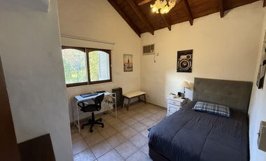 Casa chalet estilo moderno en Venta en barrio privado Club Campos de Golf Las Praderas De Lujan.
