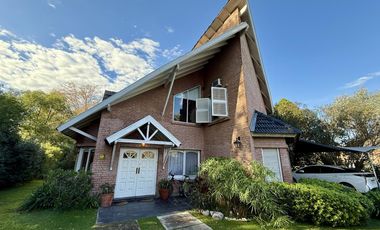 Casa chalet estilo moderno en Venta en barrio privado Club Campos de Golf Las Praderas De Lujan.