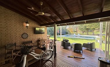 Casa chalet estilo moderno en Venta en barrio privado Club Campos de Golf Las Praderas De Lujan.
